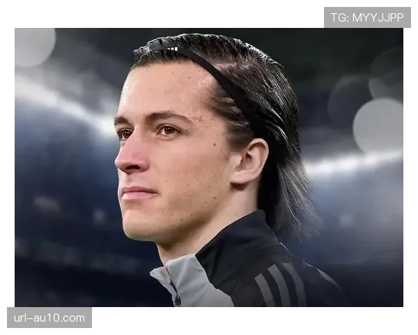 法兰克福体育总监接受采访，否认球队将在夏窗改变追求年轻化球员的策略